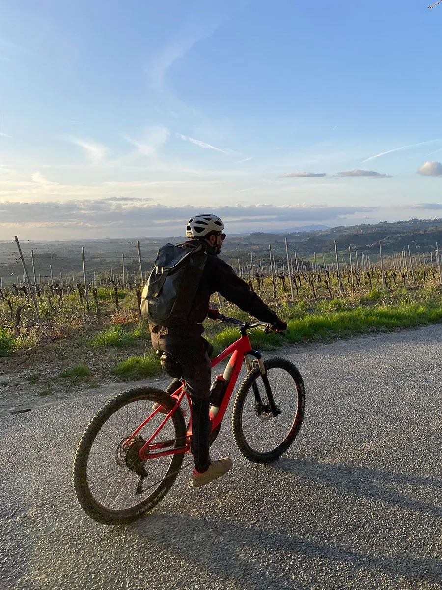 An electric bike, hills, vineyards, a perfect mix to breathe and clear your head